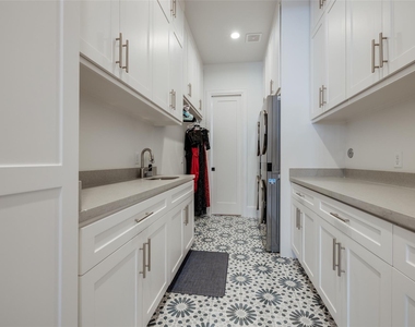 907 W 43rd Street - Photo Thumbnail 23