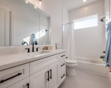 907 W 43rd Street - Photo Thumbnail 26