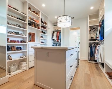 907 W 43rd Street - Photo Thumbnail 22