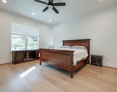 907 W 43rd Street - Photo Thumbnail 24