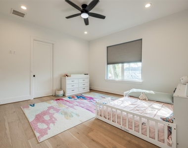907 W 43rd Street - Photo Thumbnail 29