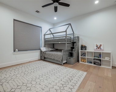 907 W 43rd Street - Photo Thumbnail 27