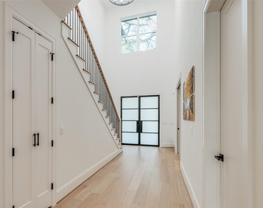 907 W 43rd Street - Photo Thumbnail 38