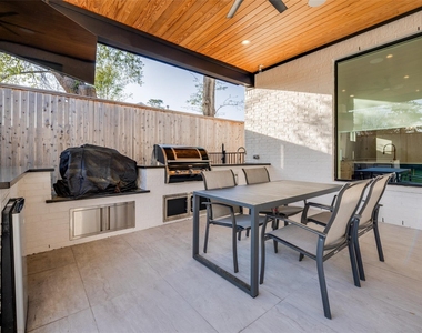 907 W 43rd Street - Photo Thumbnail 34