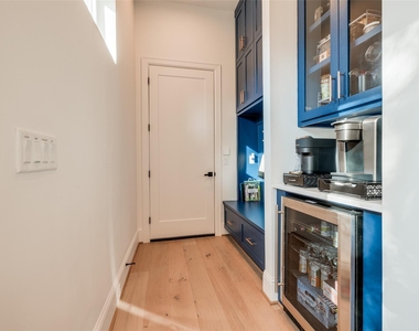 907 W 43rd Street - Photo Thumbnail 10