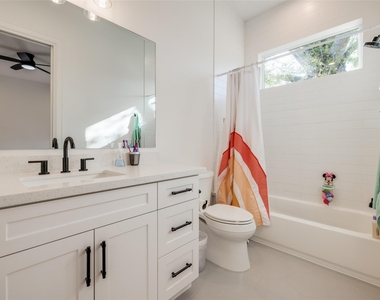 907 W 43rd Street - Photo Thumbnail 28