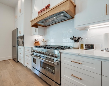 907 W 43rd Street - Photo Thumbnail 8