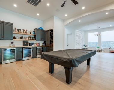 907 W 43rd Street - Photo Thumbnail 14