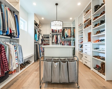 907 W 43rd Street - Photo Thumbnail 21