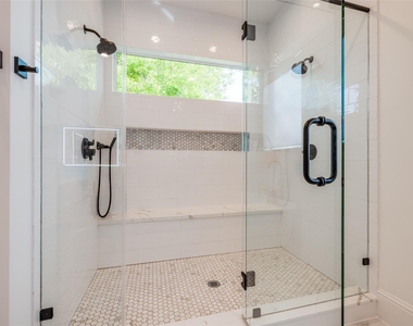 907 W 43rd Street - Photo Thumbnail 20