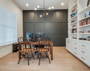 907 W 43rd Street - Photo Thumbnail 32