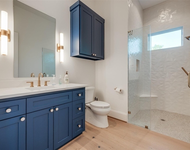 907 W 43rd Street - Photo Thumbnail 31