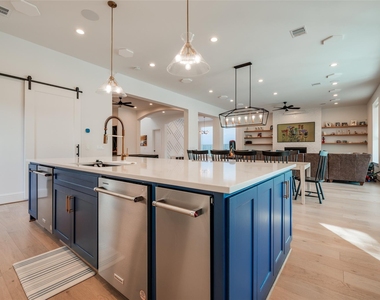 907 W 43rd Street - Photo Thumbnail 9
