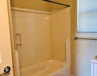 2512 S Houston Avenue - Photo Thumbnail 8