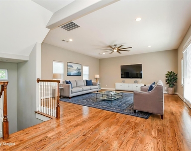 955 W 24th Street - Photo Thumbnail 4
