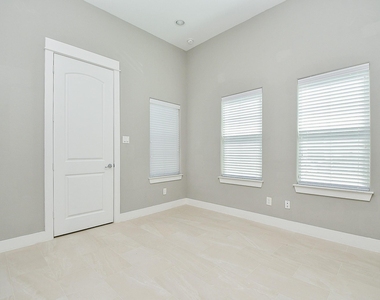 955 W 24th Street - Photo Thumbnail 13