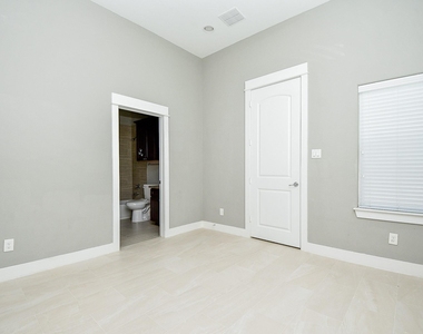 955 W 24th Street - Photo Thumbnail 12