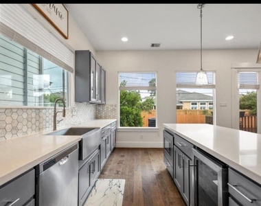 406 Yale Oaks Lane - Photo Thumbnail 8