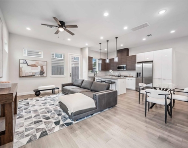321 Charlock Street - Photo Thumbnail 2