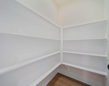 236 E 39th Street - Photo Thumbnail 11