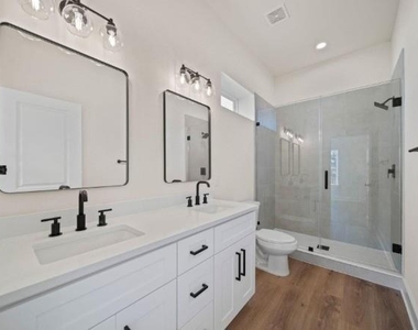 236 E 39th Street - Photo Thumbnail 6