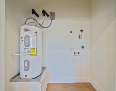 236 E 39th Street - Photo Thumbnail 9