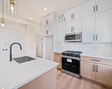 236 E 39th Street - Photo Thumbnail 4