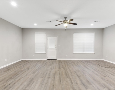 124 Artesian Way - Photo Thumbnail 4
