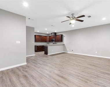 124 Artesian Way - Photo Thumbnail 6