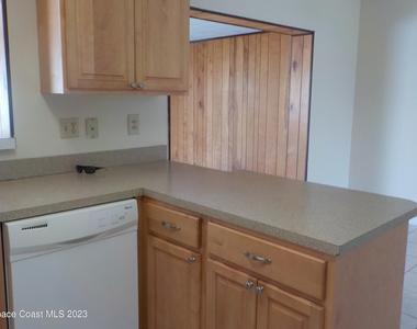 636 Hampton Drive Ne - Photo Thumbnail 4