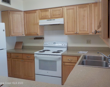 636 Hampton Drive Ne - Photo Thumbnail 3