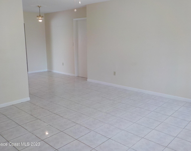 636 Hampton Drive Ne - Photo Thumbnail 2