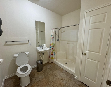 9400 Bellaire Boulevard - Photo Thumbnail 4
