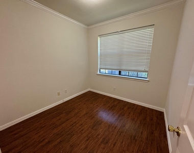 9400 Bellaire Boulevard - Photo Thumbnail 2