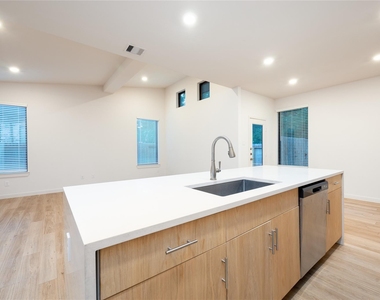 2515 Appian Way - Photo Thumbnail 9