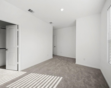 2515 Olivine Stone Drive - Photo Thumbnail 18