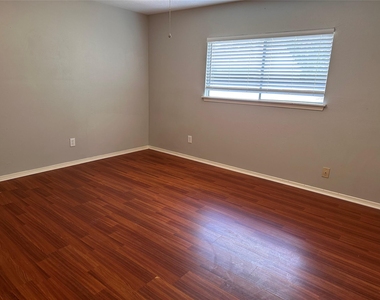 3323 Brookdale Drive Drive - Photo Thumbnail 6