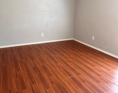 3323 Brookdale Drive Drive - Photo Thumbnail 8