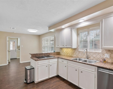 10911 Elmdale Drive - Photo Thumbnail 7
