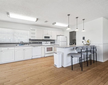 9914 Alavista Drive - Photo Thumbnail 6