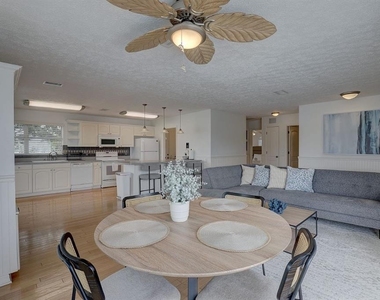 9914 Alavista Drive - Photo Thumbnail 4