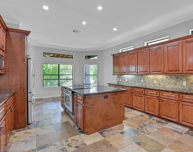 270 Lake Grove Drive - Photo Thumbnail 12