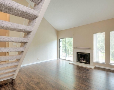 10811 Richmond Avenue - Photo Thumbnail 3