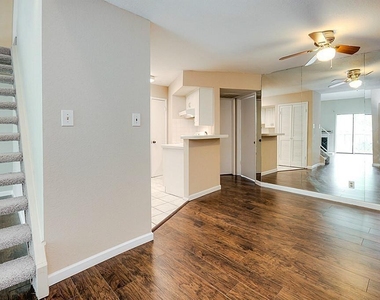 10811 Richmond Avenue - Photo Thumbnail 4