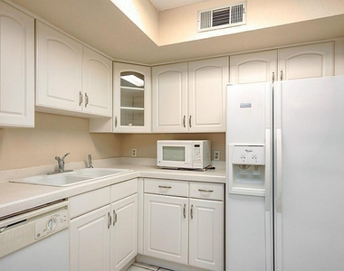 10811 Richmond Avenue - Photo Thumbnail 9