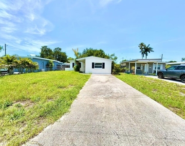 673 59th Street S - Photo Thumbnail 2