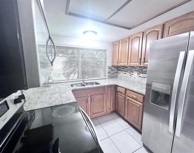7204 Isle Drive - Photo Thumbnail 9