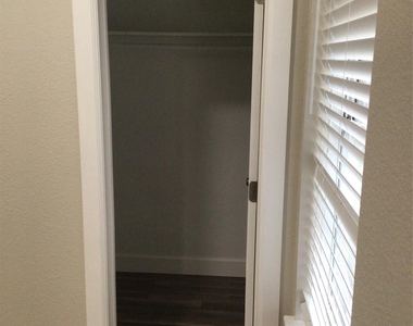 10531 Tilbrook Drive - Photo Thumbnail 9