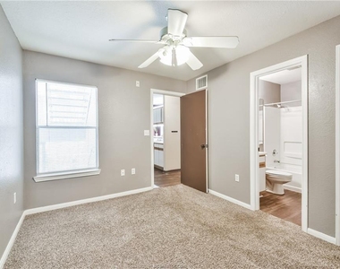529 Southwest Parkway Parkway - Photo Thumbnail 22