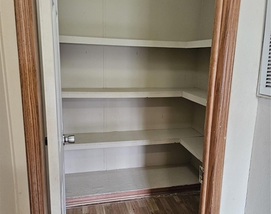 827 Gregs Way - Photo Thumbnail 4
